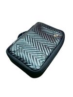 Bolsa Necessaire Estilo Matelassê Chevron Metálico Cor:preto