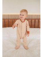 Macacão magnético avelã, girafa de courinho decorativa no peito - 9 meses