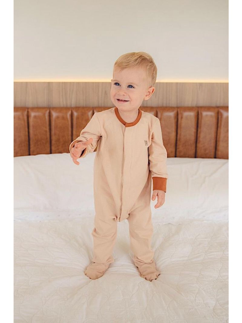 Macacão magnético avelã, girafa de courinho decorativa no peito - 9 meses