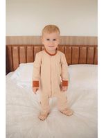 Macacão magnético avelã, girafa de courinho decorativa no peito - 9 meses