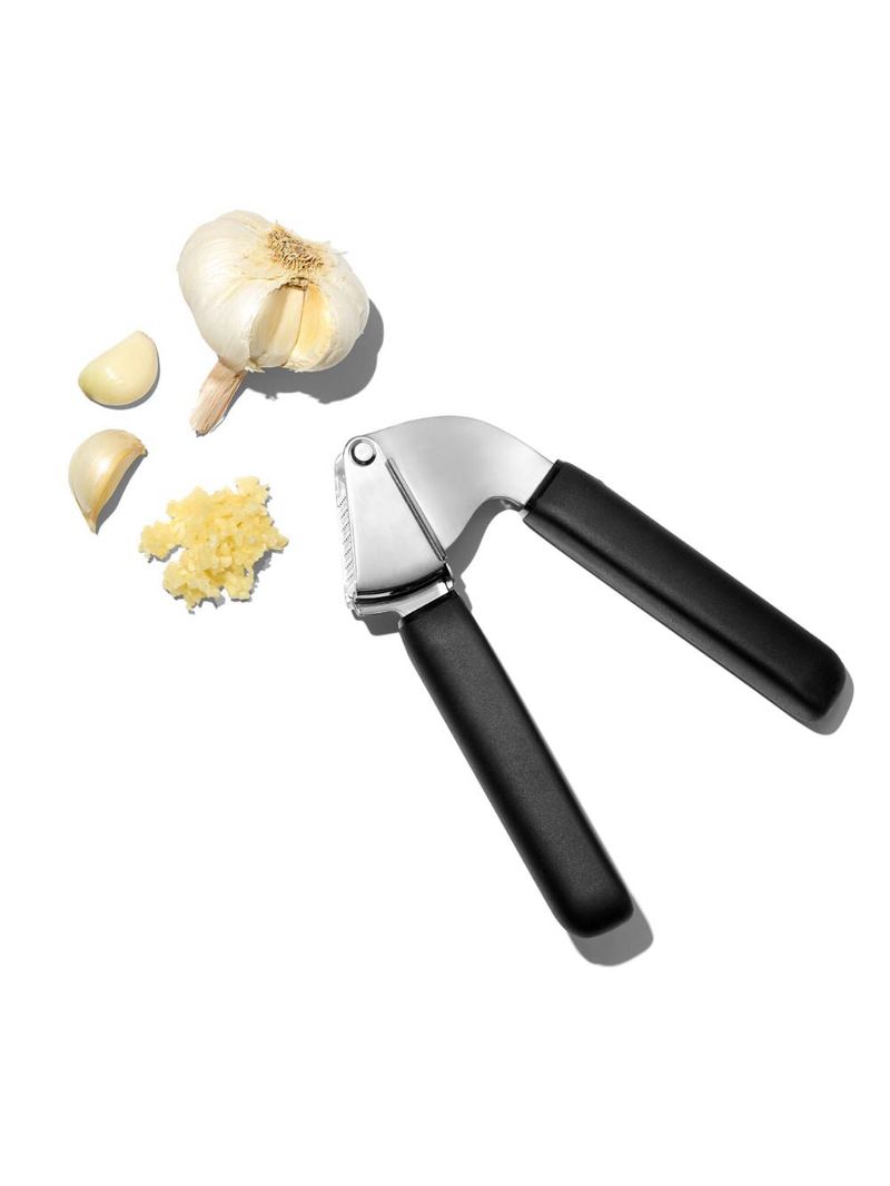 Espremedor de alho em aço inox good grips 23cm oxo preto