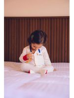 Macacão magnético off, detalhes vermelho e azul royal com letras e números nas mangas - 24 meses (2