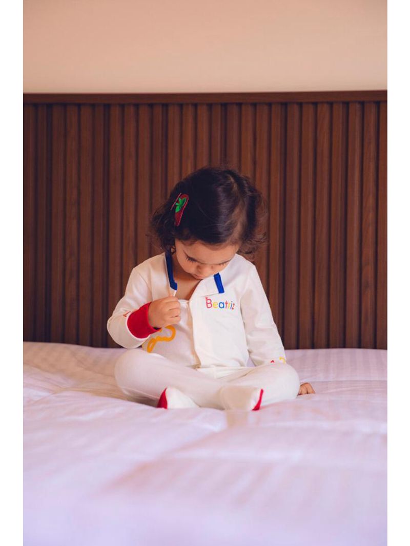 Macacão magnético off, detalhes vermelho e azul royal com letras e números nas mangas - 24 meses (2