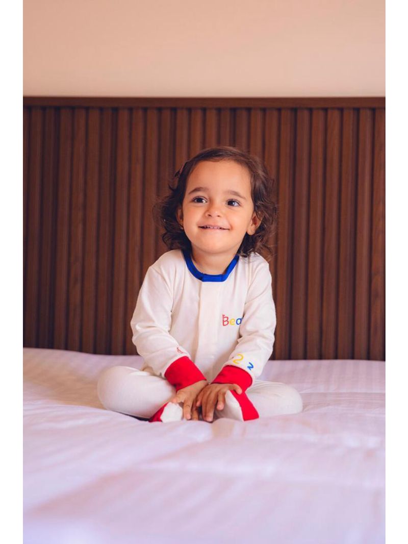 Macacão magnético off, detalhes vermelho e azul royal com letras e números nas mangas - 24 meses (2