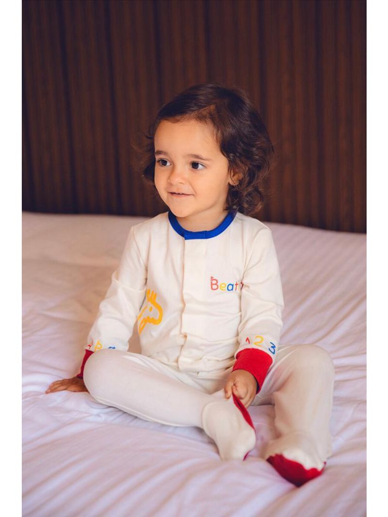 Macacão magnético off, detalhes vermelho e azul royal com letras e números nas mangas - 24 meses (2