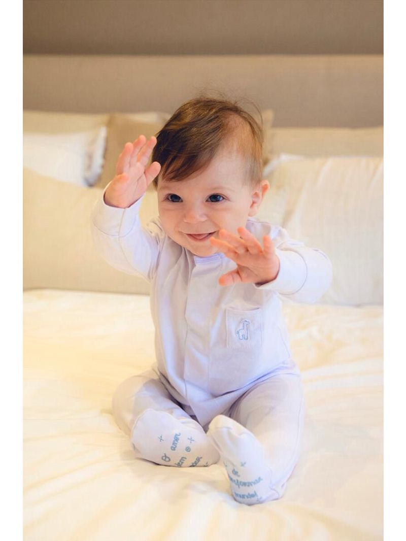 Macacão magnético algodão pima branco com bordados em azul - recém nascido