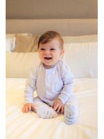 Macacão magnético algodão pima branco com bordados em azul - recém nascido