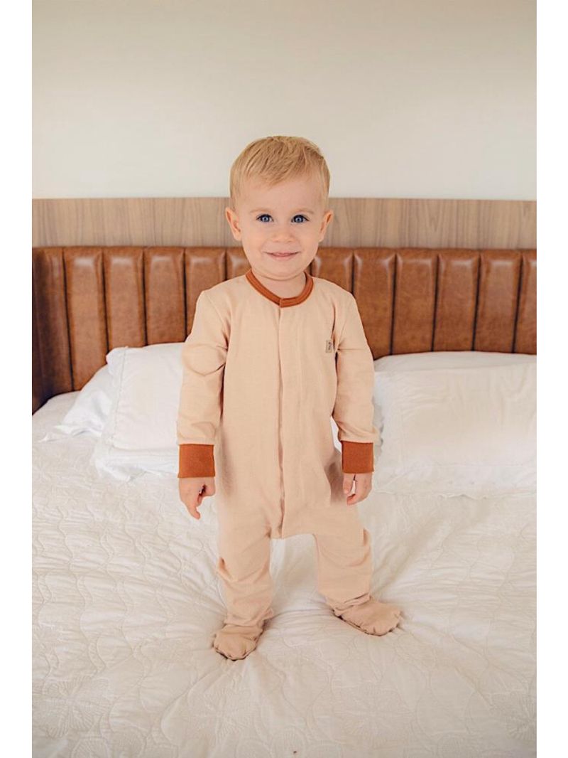 Macacão magnético avelã, girafa de courinho decorativa no peito - 3 meses