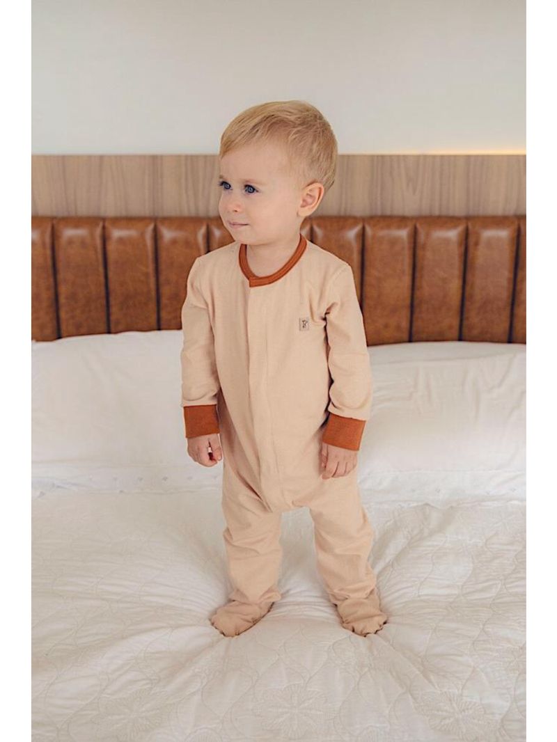 Macacão magnético avelã, girafa de courinho decorativa no peito - 6 meses