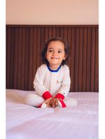 Macacão magnético off, detalhes vermelho e azul royal com letras e números nas mangas - 18 meses (1