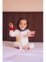 Macacão magnético off, detalhes vermelho e azul royal com letras e números nas mangas - 18 meses (1