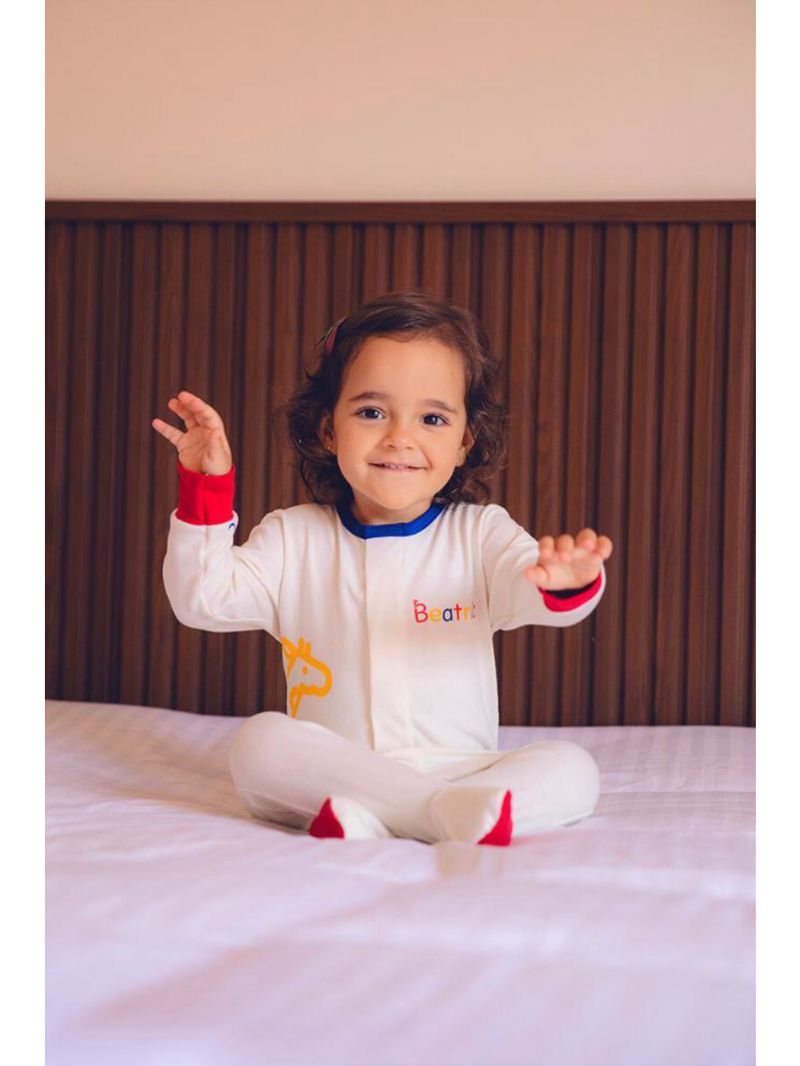 Macacão magnético off, detalhes vermelho e azul royal com letras e números nas mangas - 18 meses (1