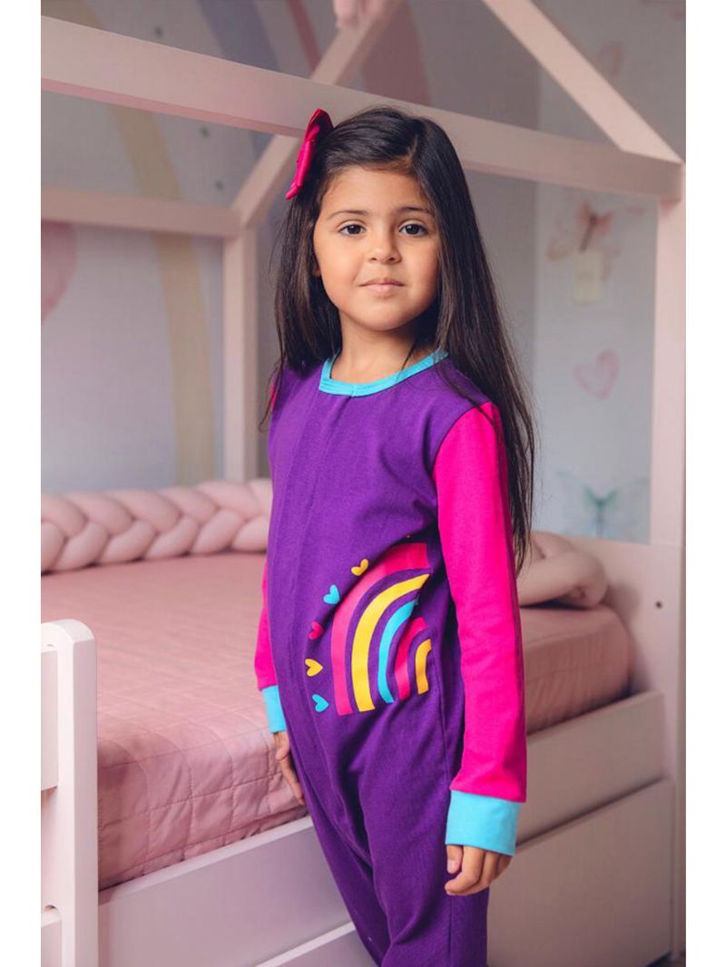 Macacão magnético roxo, detalhes pink e azul anil com estampa arco-íris - 12 meses