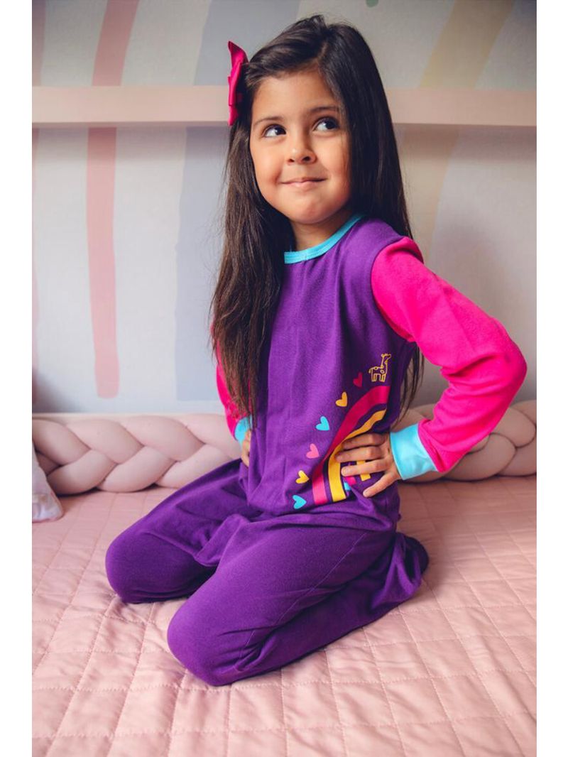 Macacão magnético roxo, detalhes pink e azul anil com estampa arco-íris - 9 meses