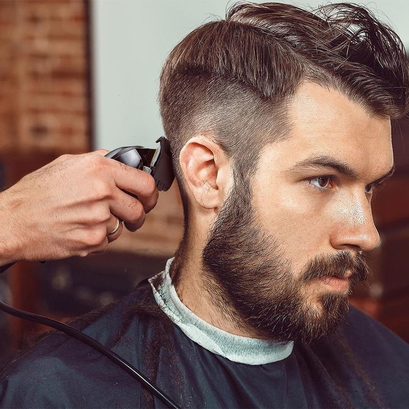 Cortador de cabelo profissional com lâmina titanium, motor profissional e acessórios 127v multi - eb036