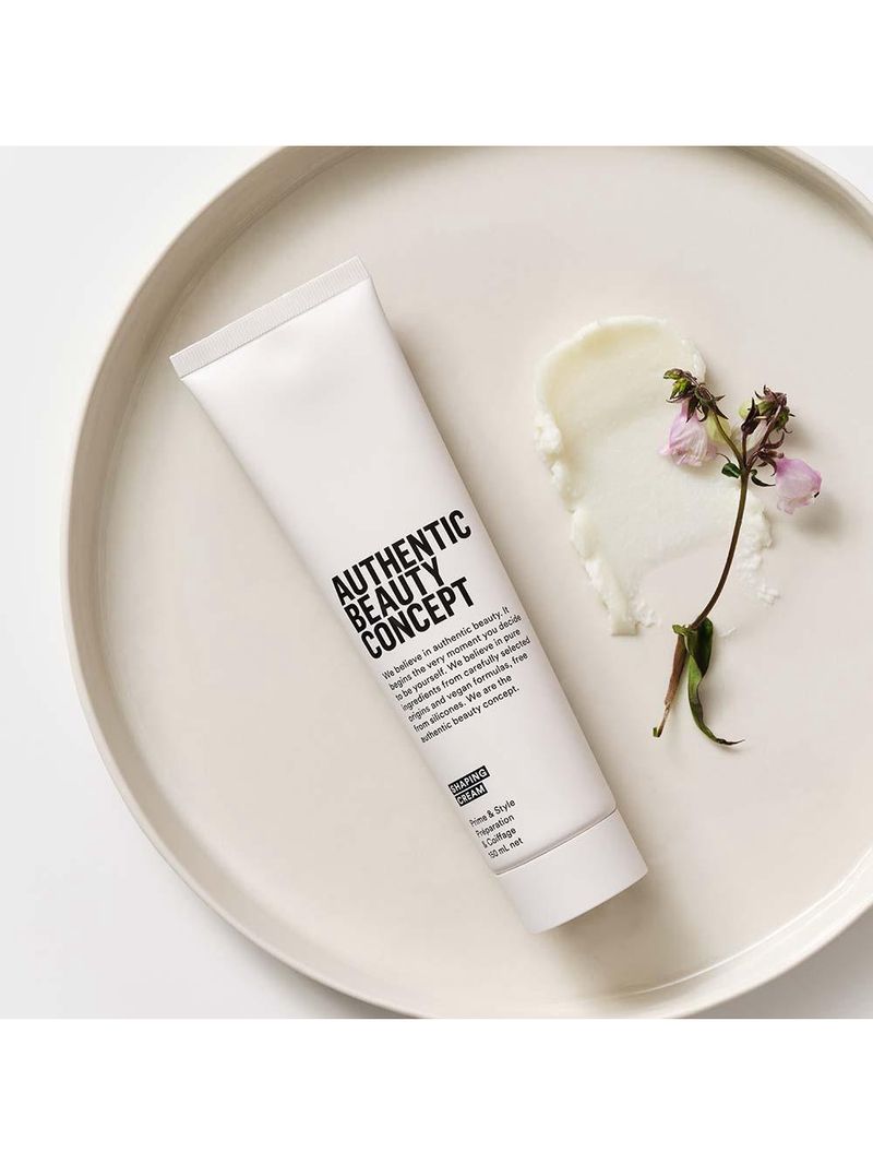 Authentic beauty concept styling creme modelador