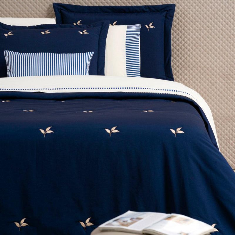 Kit cobre leito colcha melini queen 200 fios bordado listrado 5 peças - azul marinho