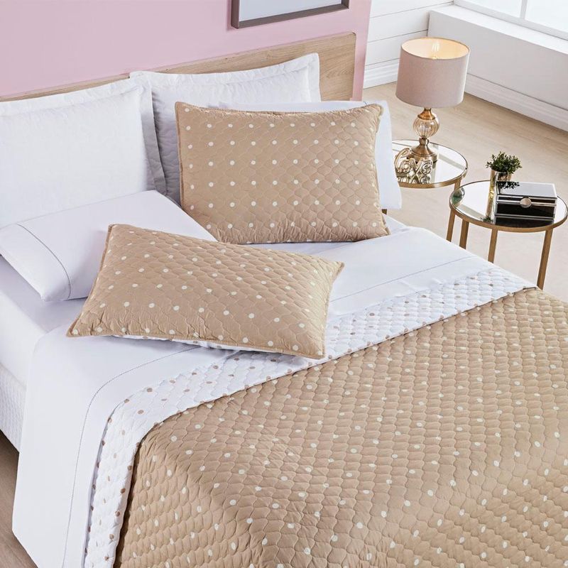 Kit cobre leito colcha meggy poá king dupla face micropercal 200 fios 3 peças - bege
