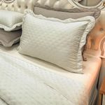 Kit cobre leito colcha perone queen dupla face toque de pluma micro percal 300 fios 3 peças - palha