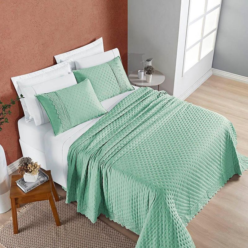 Kit cobre leito colcha bouclê queen laise bordada micropercal 200 fios 3 peças - verde salvia