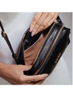 Bolsa transversal feminina em couro pequena lisa basic preta