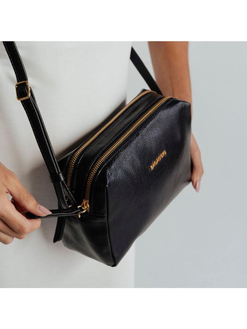 Bolsa transversal feminina em couro pequena lisa basic preta