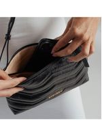 Bolsa transversal feminina de couro zig zag matelasse pequena preta