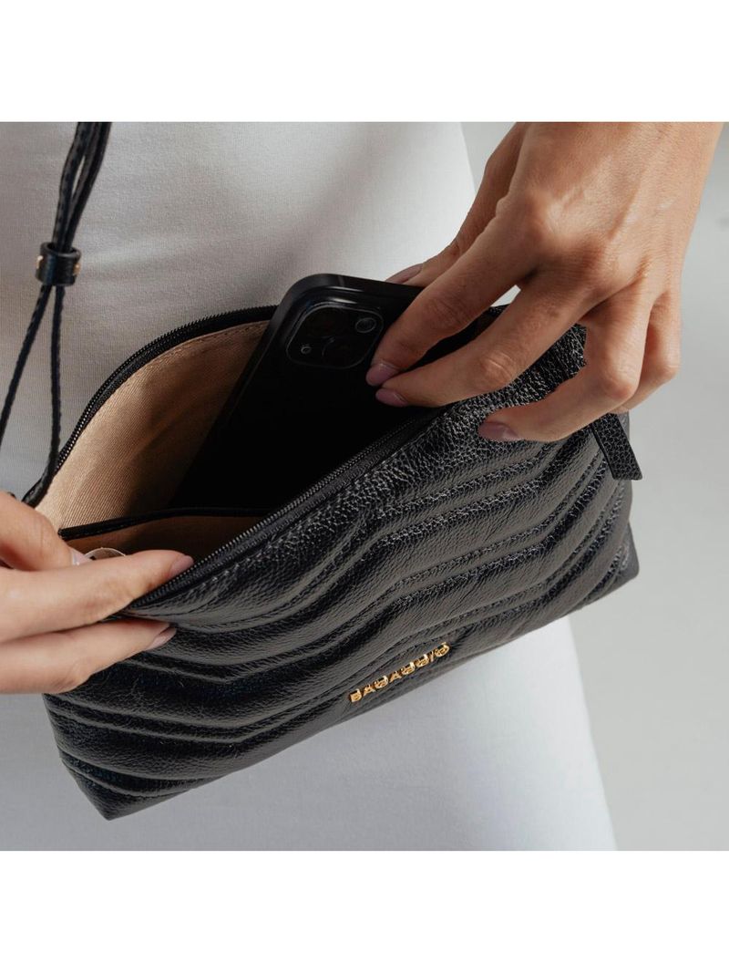 Bolsa transversal feminina de couro zig zag matelasse pequena preta