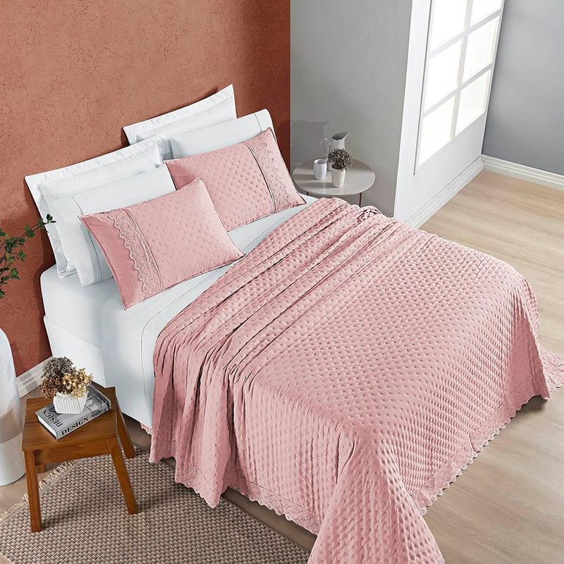 Kit cobre leito colcha bouclê casal padrão laise bordada micropercal 200 fios 3 peças - sal rosa