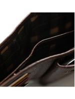 Carteira masculina de couro com fecho em botão grécia café