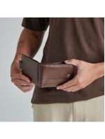 Carteira masculina de couro com fecho em botão grécia café