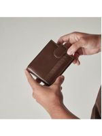 Carteira masculina de couro com fecho em botão grécia café