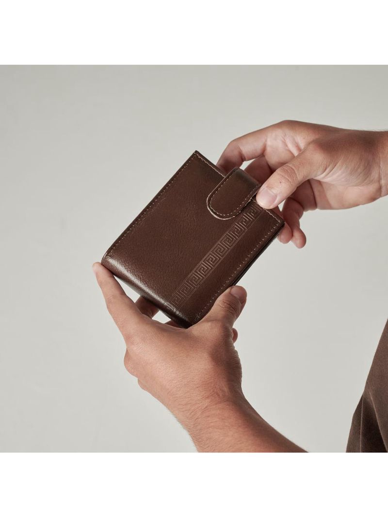 Carteira masculina de couro com fecho em botão grécia café