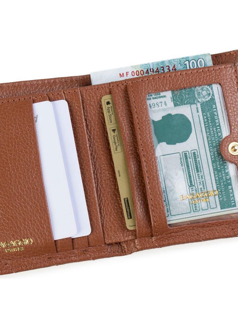 Carteira feminina de couro pequena com fecho de botão zig zag matelassê caramelo