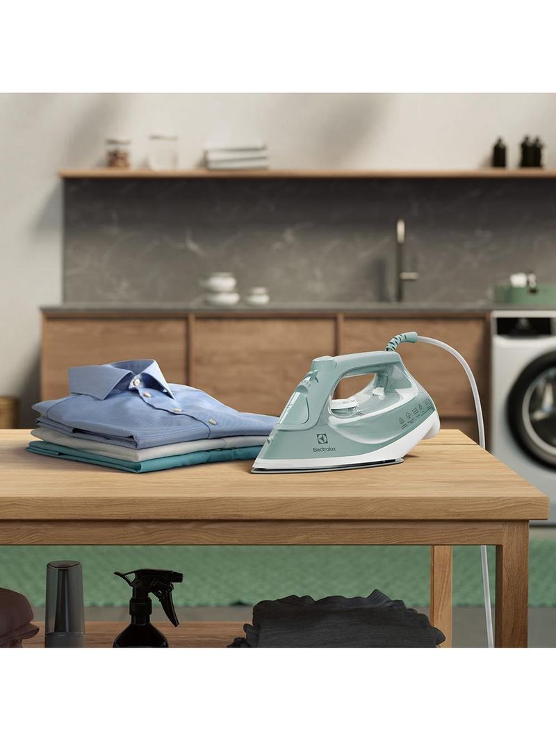 Ferro de passar a vapor e a seco electrolux experience care esi51 com powervapour, base glissium, spray de Água e vapor vertical – verde claro