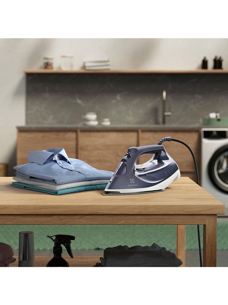 Ferro de passar a vapor e a seco electrolux experience care esi60 com spray, base cerâmica e tecnologia powervapour – azul marinho