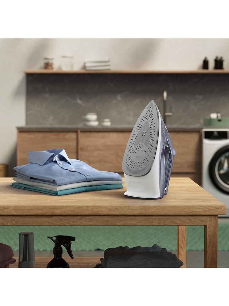 Ferro de passar a vapor e a seco electrolux experience care esi60 com spray, base cerâmica e tecnologia powervapour – azul marinho