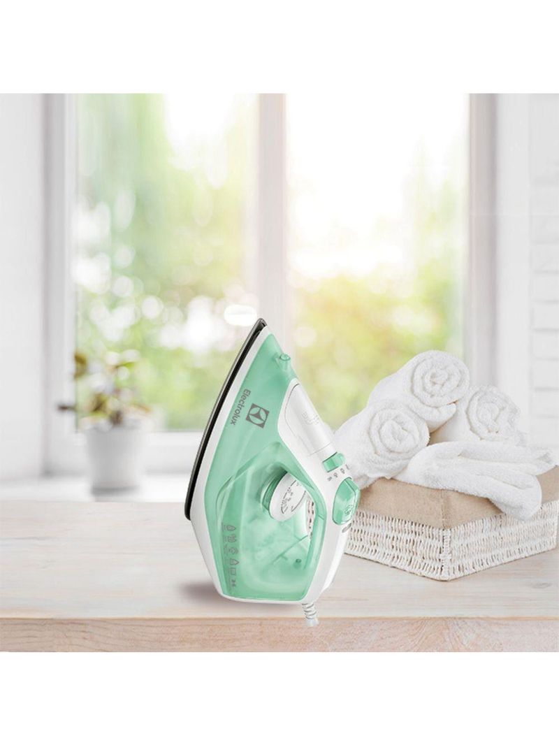 Ferro de passar a vapor base cerâmica com spray electrolux easyline sie70 verde