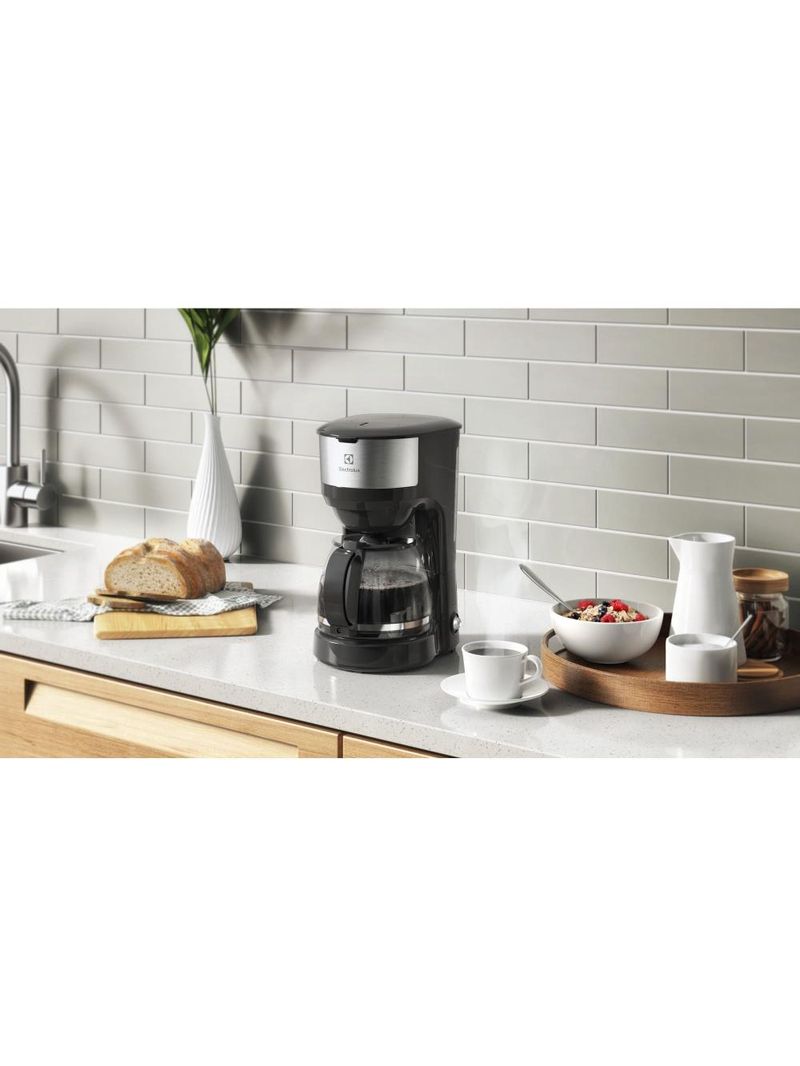 Cafeteira elétrica electrolux efficient ecm20 30 xícaras aço inox escovado/preto