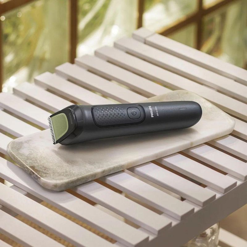 Aparador De Pelos Philips Multigroom MG3917-15 Sem Fio Com 8 Acessórios E Autonomia De 60 Minutos Preto Bivolt