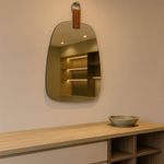 Espelho Decorativo Oval Orgânico para Pendurar 39X29CM com Alça de Couro Sintético