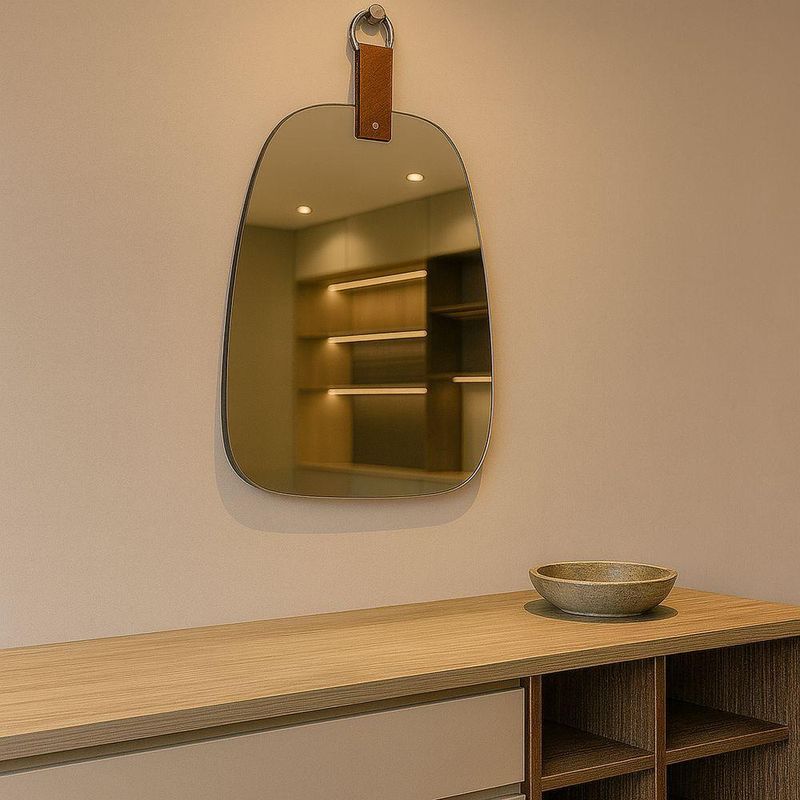 Espelho Decorativo Oval Orgânico para Pendurar 39X29CM com Alça de Couro Sintético