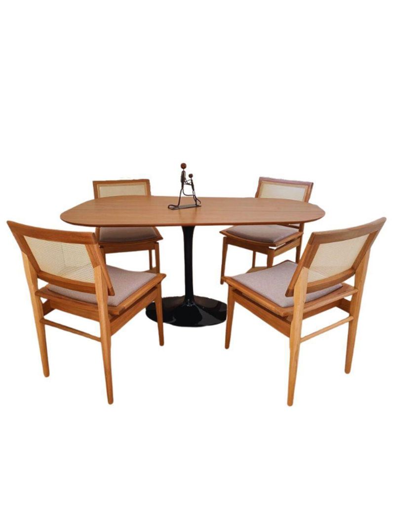 Saarinen Organica Oval Preta 140x90 Em Freijo