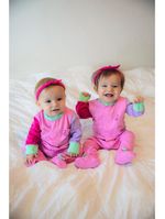 Macacão magnético rosa, mangas lavanda e pink e detalhes menta - 6 meses