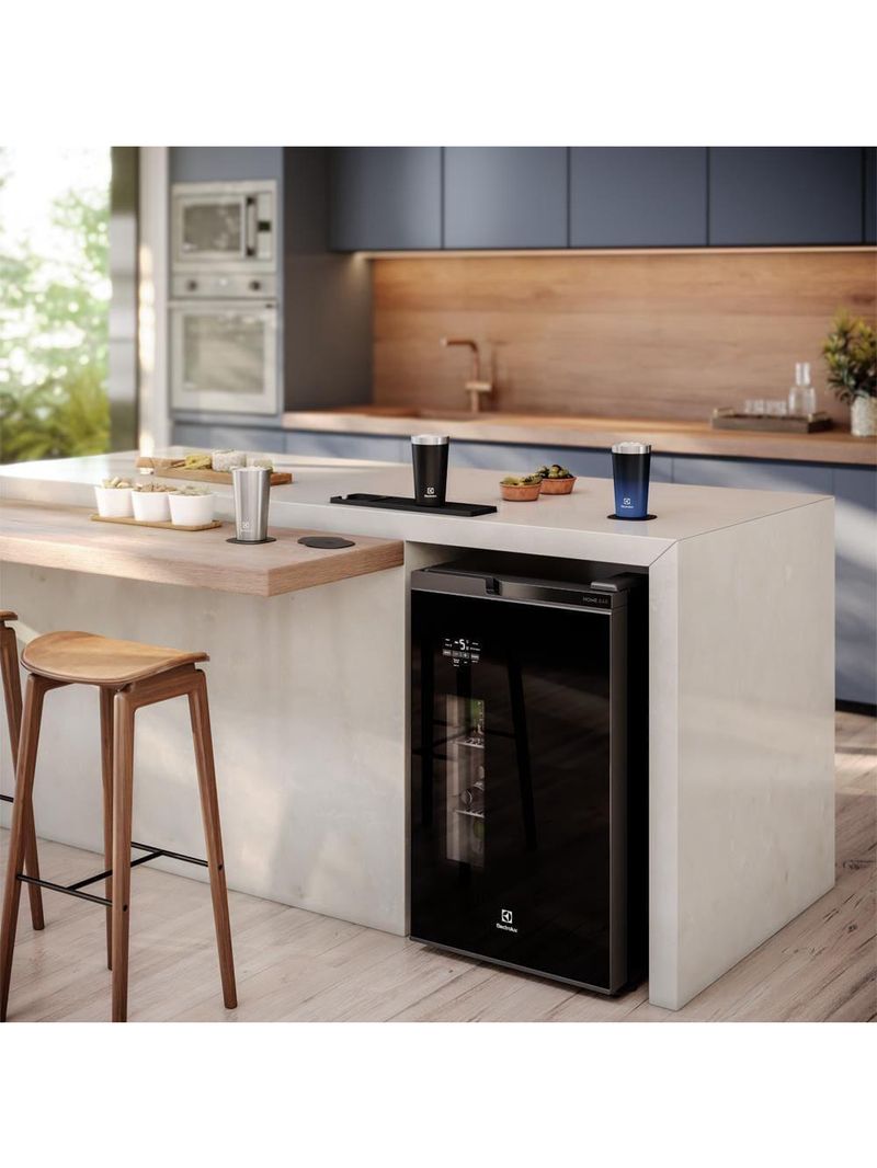 Cervejeira home bar electrolux eb100 frost free 100l porta de vidro preta
