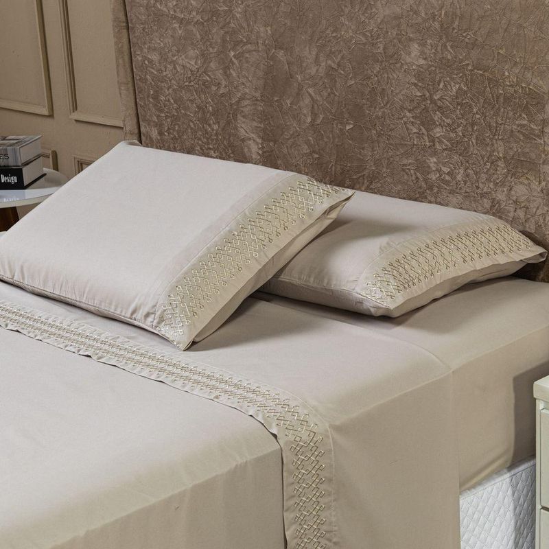 Jogo De Cama Lençol Queen Harmony Bordado Geométrico Percal 300 Fios Com Fronhas 04 Peças - Toque Acetinado Cor Caqui