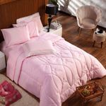 Kit Edredom Liso King Florença Guipir Dupla Face Com Fronhas 03 Peças - Percal Algodão 200 Fios Cor Rosa