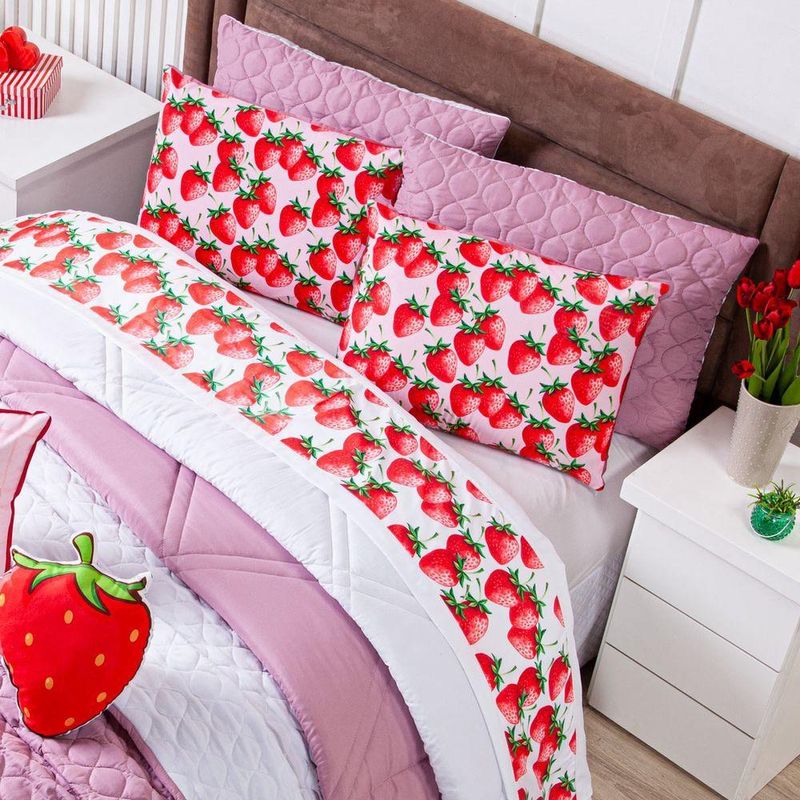 Kit Edredom King Morangos Rosê Com Almofadas Estampadas 07 Peças - Dupla Face Percal 300 Fios