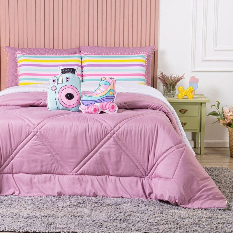 Kit Edredom Solteiro Menina Teen Rosa Com Almofadas Estampadas 05 Peças - Dupla Face Percal 300 Fios Cor Patins