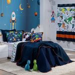 Kit Cobre Leito Colcha Solteiro Astrodino Azul Marinho/preto Dupla Face Com Almofadas Estampadas 05 Peças